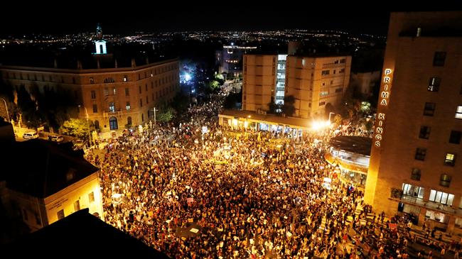 Anti-Netanyahu protesters violently attacked as huge rallies persist 