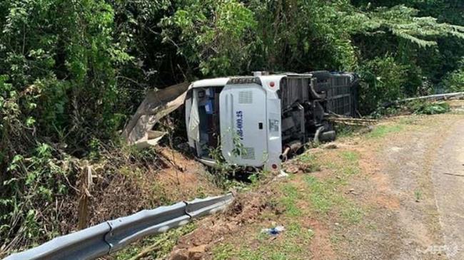 Vietnam bus crash kills 13 on high school reunion trip 