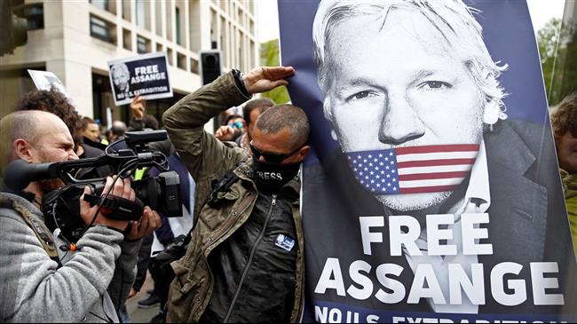Protest in front of The Guardian headquarters over Assange coverage