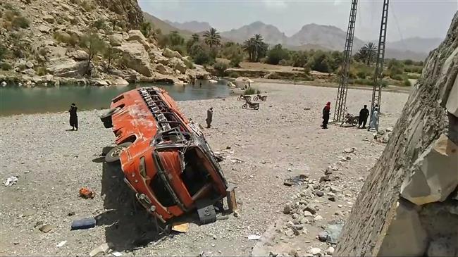 At least 20 Muslim pilgrims die in Pakistan bus crash