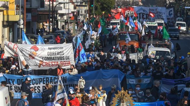 Argentines protest over poverty, unemployment amid economic crisis 